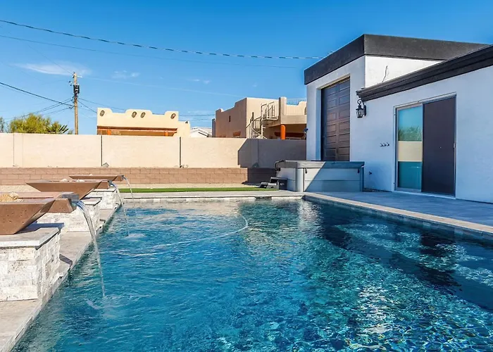 Desert Oasis A Mcculloch Pool Holiday home *